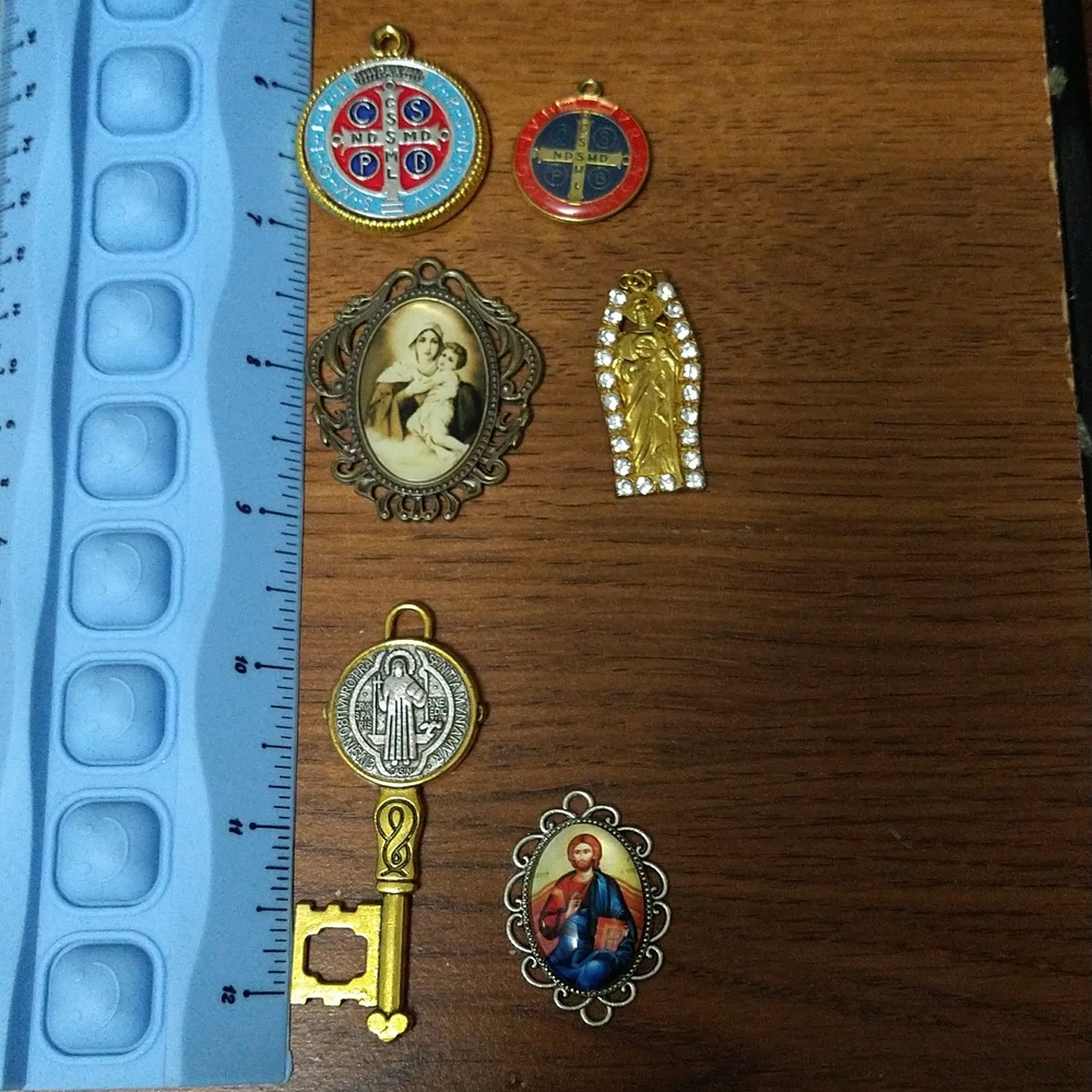 Religious Lot - Picture 9 of 9